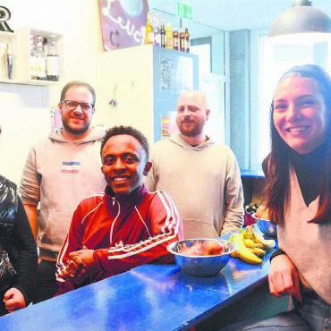 Mit neuem Team ins neue Jahr - Das Team der Villmerger Jugendarbeit mit (von rechts) Maria Valandro, David Hartmann und Stephan Wille, kann auf ein motiviertes Barteam zählen, zu dem unter anderem Hamdin Mehmedoski (links) und Nebi Efcam gehören. Bild: Chregi Hansen
