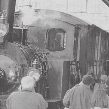 Historische Bahn, sanierte Gleise - Die erste Fahrt des restaurierten Gepäckwagens zwischen Bremgarten West und Wohlen lockt ein grosses Publikum an. Bild: Archiv