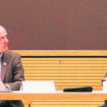 Das Potenzial ist gross - Architekt Urs Müller (rechts) erklärt im Gespräch mit Gemeindeammann Norbert Ender Einzelheiten zum Projekt.