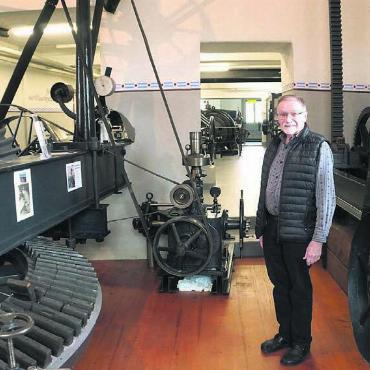 Kraftwerk und Museum zugleich - Pius Schüepp im zentralen Bereich der Bruggmühle. Links das Kammrad mit den uralten Holzzähnen, in der Mitte der Fliehkraftregler, der die Turbine auf ihre Nenndrehzahl reduziert, rechts die Regelung des flussabwärts linksseitigen Durchlaufs. Bild: rts