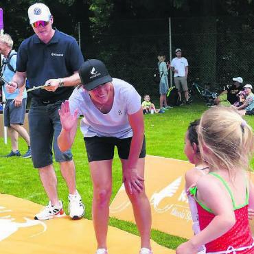 Die Werte des Sports erfahren - Das Abklatschen mit Nicola Spirig im Ziel nach der abschliessenden Laufstrecke war für alle ein grosses Highlight. Daniel Christen notiert sich die Startnummern.
