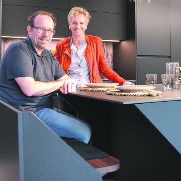 Das ganze Team lebt Küchen - Geschäftsführer Stephan Horlacher und Mitgründerin Belinda Rösch vor einer der neusten selbst entworfenen Küchen – samt ausfahrbarer Sitzbank. Bild: Annemarie Keusch