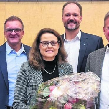 Geschäfte gut durchgebracht - Vizeammann Bettina Galbier wurde an der Versammlung von ihren Kollegen verabschiedet (von links): die Gemeinderäte Pascal Vontobel, Jörg Ackermann und Christoph Meyer, Ammann Simon Zubler und Gemeindeschreiber Frank Koch. Galbier war 12 Jahre Gemeinderätin in Waltenschwil. Simon Zuber meinte in seiner Laudatio: «Sie hat sich immer um Menschen gekümmert, von den Kindergartenkindern bis zu den Feuerwehr-Senioren.» Bild: Verena Anna Wigger