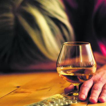 Weiterhin hohe Auslastung - Übermässiger Alkoholkonsum kann zu grossen Problemen führen. Bilder: Petra Bork, pixelio.de