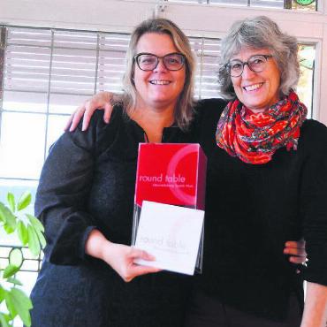 Er ist schlicht nicht mehr gefragt - Sie brachten die Angebote in Sachen Elternbildung im Bezirk Muri an einen Tisch und auf ein Leporello: Belinda Lowe (links) und Cornelia Kuster. Bild: Annemarie Keusch