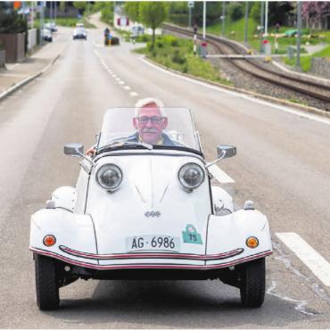 «Man spricht vom Wohler Treffen» - Bernhard Taeschler und seine Messerschmitt. Mit seinem Lieblingsfahrzeug fährt der OK-Chef des Microcartreffens auch mal gerne rund um den Hallwilersee (Bild), dorthin führt das nächste Internationale Microcartreffen. Bild: Archiv/hus