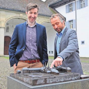 Erste Pfähle sind eingeschlagen - Die Klosteranlage ist beeindruckend, auch im Miniaturformat: Tobias Holzer (links) und Hans-Peter Budmiger. Bilder: Annemarie Keusch / zg