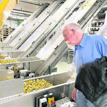 Mehr als eine klassische Spedition - Ruedi Walder, einst für die Oskar Setz AG und Postlogistics AG tätig, schaut bei der Mini-Toblerone genau hin.