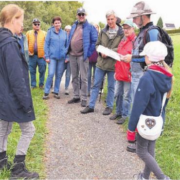 Geschichten und Begegnungen - Auf dem Weg entlang der Grenze erhielten die Teilnehmer spannende Informationen und erstaunliche Anekdoten. Bild: zg