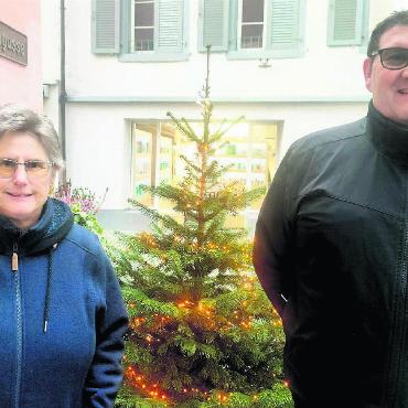 «Wünsche mir vor allem Normalität» - Sabina Glarner und Reto Lorenzi sind in den letzten Zügen der Vorbereitungen für den diesjährigen Christchindli-Märt. Erneut werden gegen 100 000 Besucherinnen und Besucher im Städtli erwartet. Die Verantwortlichen hoffen indes, dass der Ansturm heuer etwas kleiner ausfällt als im rekordverdächtigen Vorjahr. Bild: Marco Huwyler