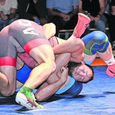 Grosser Ringertag - Die Ringer werden am Samstag die Bachmattenhalle in Beschlag nehmen. Spektakel garantiert. Wie hier beim Kampf von Freiamts Magomed Ayshkanov gegen Willisaus Samuel Scherrer. Bild: awa