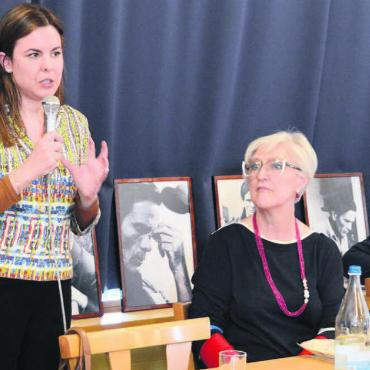 Das andere Italien gezeigt - Hoher Besuch: Benedetta Romagnoli, die neue Konsulin der Republik Italien in Basel, freut sich, wieder einmal in Wohlen zu sein. Ihrer Begrüssung hören die beiden friaulischen Vertreterinnen Bruna Zuccolin (links) und Elisa Sinosich sowie Franco Narducci, Präsident des Acli Wohlen, zu. Bilder: Chregi Hansen