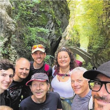 Absinth kennengelernt - Die kleine Gruppe des TV Wohlen, die sich auf die Turnfahrt begab. Bild: zg