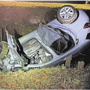 Auto landet auf dem Dach - Die Fahrt endete direkt beim Hochwasserrückhaltebecken Schloss. Bild: pz
