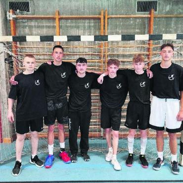 Den Schweizer-Meister-Titel geholt - Das erfolgreiche Team (von links nach rechts): Igor Lutsenko, Diego Malbasic, Jan Kohlreiter, Marwin Hartig, Timo Schneider, David Malbasic. Betreut wurde das Team von Turn- und Sportlehrer Gabriel Haller. Bild: zg