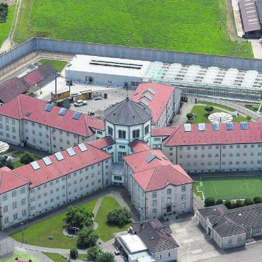 Kredit zurückgewiesen - Die JVA Lenzburg möchte die Räume ihrer Gewerbebetriebe weiterentwickeln und optimieren. Den zuständigen grossrätlichen Kommissionen sind 11,82 Millionen Franken aber zu viel Geld dafür. Bild: pd