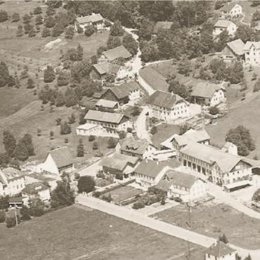 Stolz auf die eigene Geschichte - Die Entwicklung von Wohlens Dorfteil Anglikon ist enorm. Dies beweist die Luftaufnahme aus dem Jahre 1952.