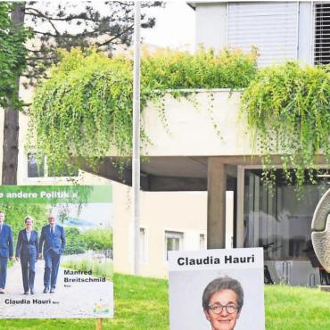 Kurswechsel schon jetzt - «Für eine andere Politik». So ging die SVP in den Wahlkampf um die Plätze im Gemeindehaus. Mit Erfolg. Nun scheint es so, dass die meisten Parteien dieses Wahlergebnis als Fingerzeig für die bevorstehende Budget-Debatte sehen und einen Kurswechsel allenfalls schon jetzt ansteuern. Bild: Archiv/dm
