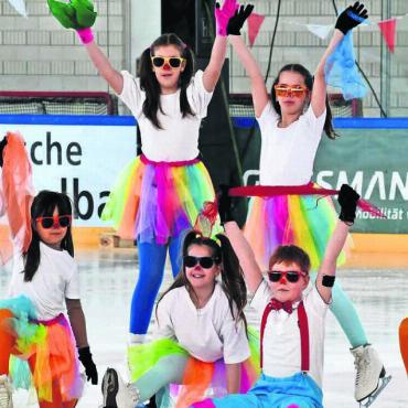 Zirkusnummern auf dem Eis - Die Clowns dürfen in keinem Zirkus fehlen. Die 3.-Sternli-Gruppe sorgt für spassig-bunten Tumult auf dem Eis. Bild: Monica Rast