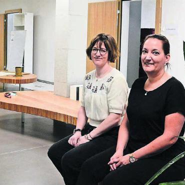Logistisches Meisterwerk - Die beiden Schulleiterinnen Barbara Holliger (Zyklus 2, links) und Sandra Passerini im Eingangsbereich des neuen Schulhaus Halde. Sie warten darauf, dass die Möbel in ihrem neuen Büro aufgestellt sind und sie wieder loslegen können.