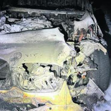 Nach Mitternacht gelöscht - Am Fahrzeug entstand grosser Sachschaden. Bild: pz