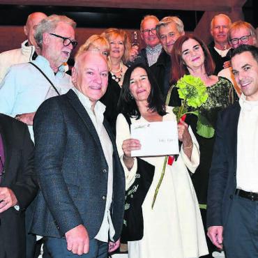 Mehr Anerkennung geht nicht - Eine grosse Delegation aus Sarmenstorf feierte ihre Lilo Baur ausgiebig. Auch Gemeindeammann Mäni Baur (links neben der Preisträgerin) und Kultur-Experte Hans Melliger (ganz rechts) waren in Zug präsent. Bild: Daniel Marti
