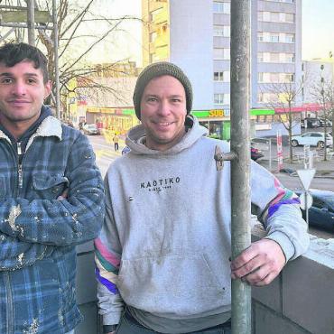 Das Happy End ist absehbar - Sie organisieren, sie planen, sie bauen um. Alfonso Bruchmann (links) und Sascha Heubacher führen durch die Kinobaustelle mitten in Wohlen. Bild: Stefan Sprenger
