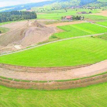 Die Landschaft ist fertig gestaltet - Aufnahmen aus alten Zeiten: Diese zeigen die Deponie in Betrieb – und die Bauarbeiten für die Verlegung der Kantonsstrasse K350.