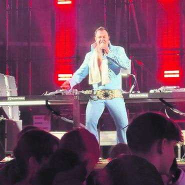 Das «Danke» ist wohl angekommen - Lokalmatador René Wettstein alias «Renelvis» liess die Hüften im Rhythmus kreisen. Bilder: nma