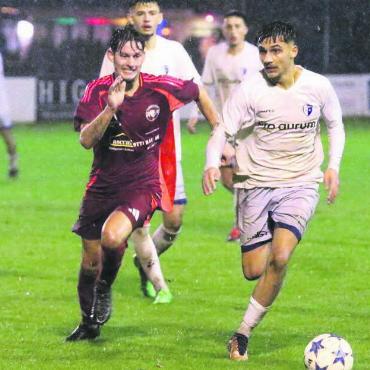 Drei Teams, ein Ziel - Jarno Hard und der FC Bremgarten (links) wollen den Klassenerhalt genauso wie Leonard Alimi und die U23 des FC Wohlen Bild: Archiv/jl