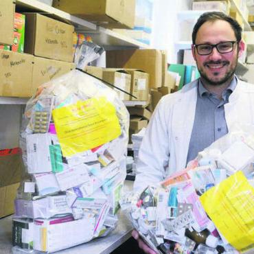 Geld, das im Hochofen landet - Apotheker und Co-Geschäftsführer Pascal Jost mit zwei von ganz vielen Säcken, die hier Monat für Monat anfallen. Bilder: Chregi Hansen