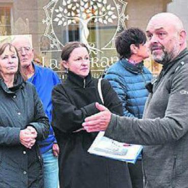 «Es braucht gegenseitigen Respekt» - Einwohnerrat Patrick Schmid (rechts) erklärte alle Vor- und Nachteile.