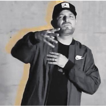 Von Licht und Schatten - «Tonki MC» alias Claude Hasler bringt seinen 13. Adventsrap raus. Es ist ein melancholisches Werk. Bild: zg