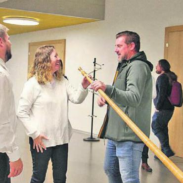 Kollegialer Austausch - Was man in Brasilien nur von Bildern und Filmen kennt und dank dem Austausch nun selber ausprobieren kann: das Alphorn.
