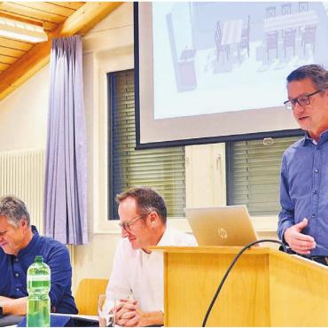 Neuer Plan für den Schulraum - Gemeinderat Marcel Hohl (rechts) präsentiert die Visualisierung für den neuen Gruppenraum im ersten Obergeschoss des Schulhauses Kallern. Neben ihm von links: Nadja Koch, Bernhard Koch und Gemeindeammann Christian Widmer. Bild: Thomas Stöckli