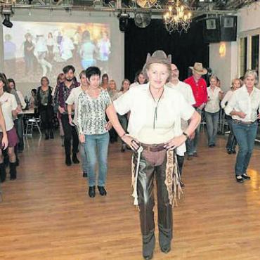 Linedancer tanzen in die Nacht - Wer Musik und Bewegung liebt, der lässt sich «the last Linedance» nicht entgehen. Bild: zg