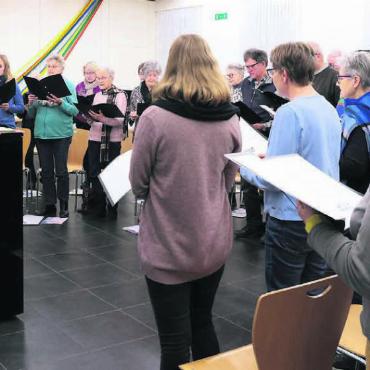Zwei Chöre spannen zusammen - Gemeinsamer Auftritt für mehr Stimmvolumen: Der Kirchenchor Boswil und das Challerer Chörli laden zum Adventskonzert. Bilder: zg