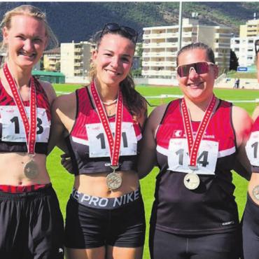 Silber für Diskuswerferinnen - Die Diskuswerferinnen (von links) Micaela Nardelli, Julia Hammesfahr, Rahel Wollschlegel und Lena Kaufmann überzeugten an den Team-Schweizer-Meisterschaften im Wallis. Bild: zg