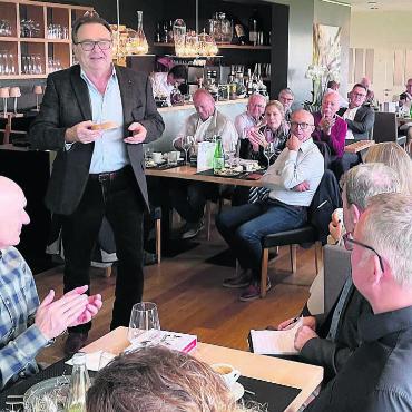 Auch der Initiator ist einzigartig - Er hatte die vorbildliche Idee und setzte sie perfekt um: Toni Notter (stehend) an der ersten Verleihung des Berufsbildungs preises von Rotary Freiamt. Bild: zg
