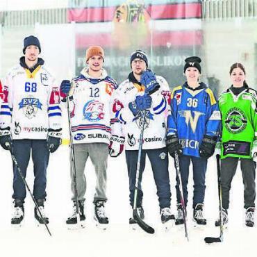 Auf dem Eis mit den Stars - Sieben Profis kamen nach Wohlen zum Swiss Ice Hockey Day (von Links): Christof von Burg, Fabrice Herzog, Yannick Zehnder. Sven Leuenberger, Anabel Kreutzer, Xenia Kreutzer, Yannick Weber.