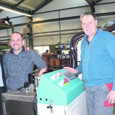 Kunststoff mit breitem Potenzial - Die Hofmann PUE zeigt zum Jubiläum ihre neuste Dreikomponenten-Giessmaschine. Von links: Inhaber Werner Bruderer, Geschäftsführer Peter Stadlbauer sowie Jacobus Grobler, Tüftler und Mitinhaber. Bild: Thomas Stöckli