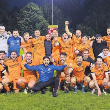 Junger Verein krönt Mega-Saison - Der FC Merenschwand feiert den Aufstieg. Die Präsidentin Brigitte Baur (unten rechts) freut das riesig. Bild: zg