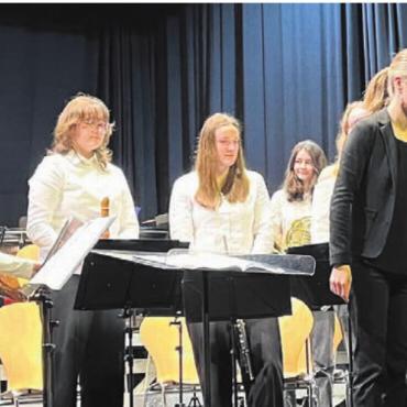 Eine wundervolle Nacht - Das Jugendblasorchester der Regionalen Musikschule Wohlen und seine Dirigentin Stephanie Herzog freuen sich über den Applaus des Publikums.