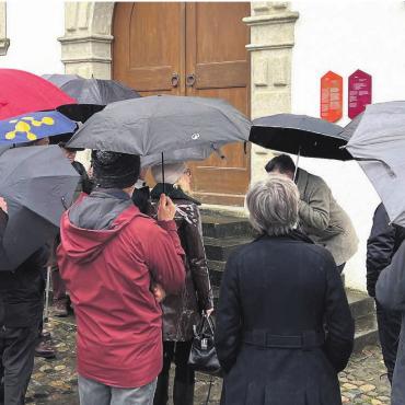 Die Altstadt wird transparenter - Wissbegierige Besucherinnen und Besucher trotz Hudelwetter. Sie 
erfahren anlässlich der Einweihung der neuen Tafeln viel Interessantes. Auch die militärische Vergangenheit Bremgartens wird thematisiert – wie hier beim Zeughaus. Hier wurden bis ins Jahr 1800 die Waffen der städtischen Miliztruppen eingelagert.
Bild: Walter Minder