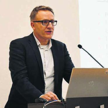 Grosse Investitionen ab 2025 - Gemeindeammann Arsène Perroud führte durch die Versammlung der Ortsbürgergemeinde. Bild: Daniel Marti