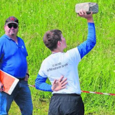 Zwischen Erkältung und Sägemehl - Der junge Mann macht mit seinem T-Shirt beim Steinheben eine klare Botschaft: «Ich bin stolz, ein Nationalturner zu sein.»