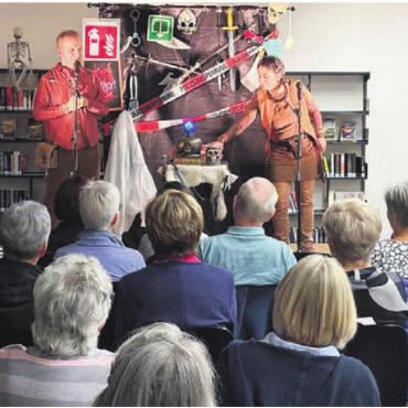 Ort der Begegnung sein - Die szenische Herbstlesung mit dem Duo «Satz und Pfeffer» zog ganz viel Publikum in die Räume der Bibliothek.