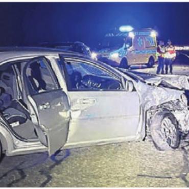 Frontal kollidiert - Der Daewoo blieb stark beschädigt auf der Fahrbahn stehen. Bild: pz