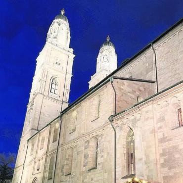 Leben in und um Zürich - Die Grosskirche bei Nacht. Auf der Wanderung geniessen die Teilnehmenden diese bei Tageslicht. Bild: zg