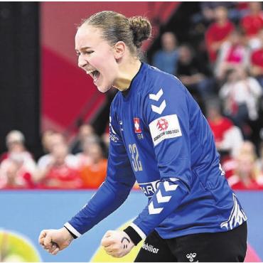 «Das ist einfach verrückt» - Im ersten Spiel war sie überzählig, gegen Dänemark darf sie ran und überzeugt sogleich im Tor: Die erst 17-jährige Seraina Kuratli aus Wohlen. Bilder: Alexander Wagner (4), zg (1)